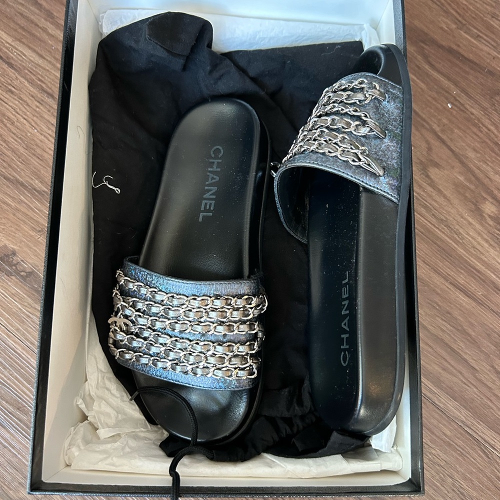 Chanel interlocking cc logo chain link accent slides